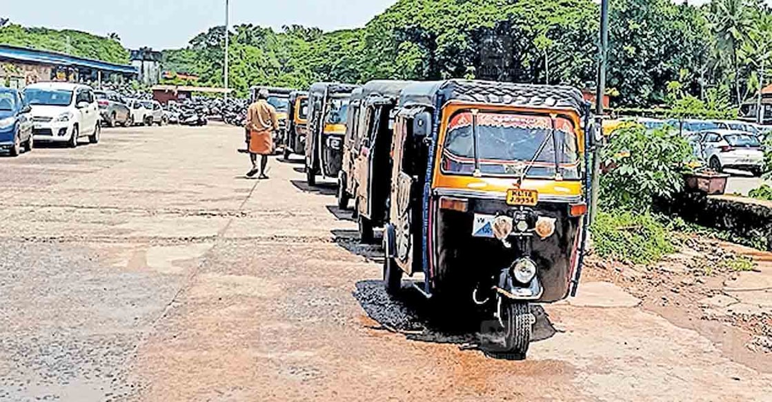 kozhikode-vatakara-railway-auto-stand വടകര റെയിൽവേ സ്റ്റേഷനിൽ സൗകര്യങ്ങളില്ലാത്ത ഓട്ടോ സ്റ്റാൻഡ്. ഇവിടെ നിർത്തുന്നതിനാണ് ഓട്ടോറിക്ഷക്കാർ വർഷം 2400 രൂപ അടയ്ക്കണമെന്നു റെയിൽവേ ആവശ്യപ്പെട്ടിരിക്കുന്നത്.