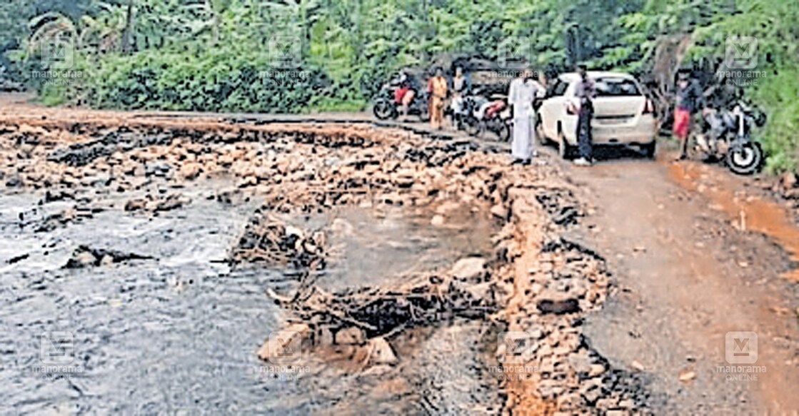 വാളാംതോട് ചിറ്റാരി റോഡ് നവീകരിക്കുന്നതിന്റെ ഭാഗമായി പുഴ നികത്തി റോഡ് വീതി കൂട്ടിയ നിലയിൽ