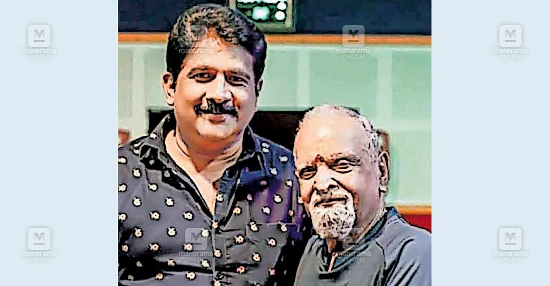 പി.ജയചന്ദ്രനൊപ്പം ശ്രീകുമാർ ചെങ്ങന്നൂർ.  