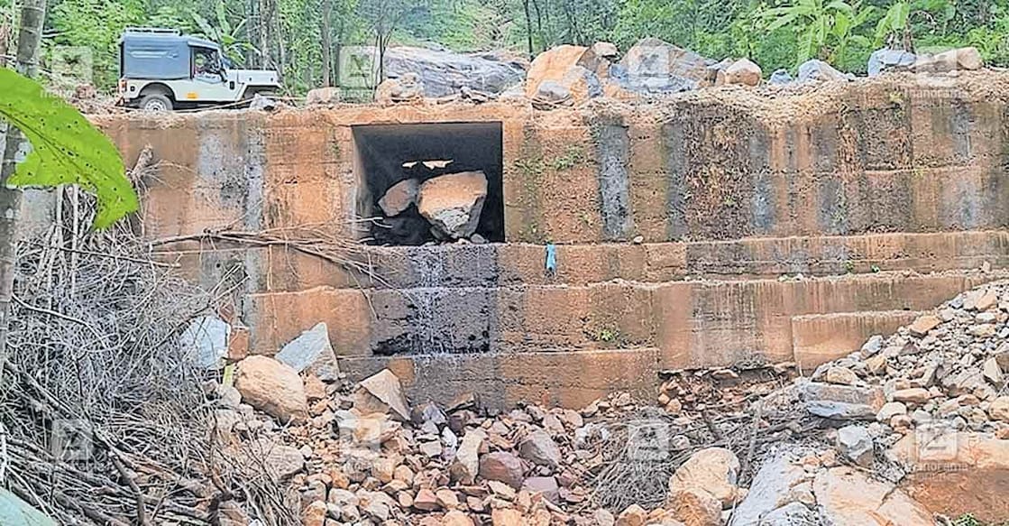 വിലങ്ങാട് മഞ്ഞച്ചീളിയിൽ ജൂലൈ അവസാനമുണ്ടായ ഉരുൾ പൊട്ടലിന്റെ ശേഷിപ്പെന്നോണം മഞ്ഞക്കുന്ന് റോഡിലെ ഓവുപാലത്തിന് അടിയിലും താഴ് ഭാഗത്തും നീക്കം ചെയ്യാതെ കിടക്കുന്ന കൂറ്റൻ പാറക്കല്ലുകൾ. കൈവരിയില്ലാത്ത പാലത്തിൽ കൂടി കടന്നുപോകുന്ന ജീപ്പും കാണാം.  
