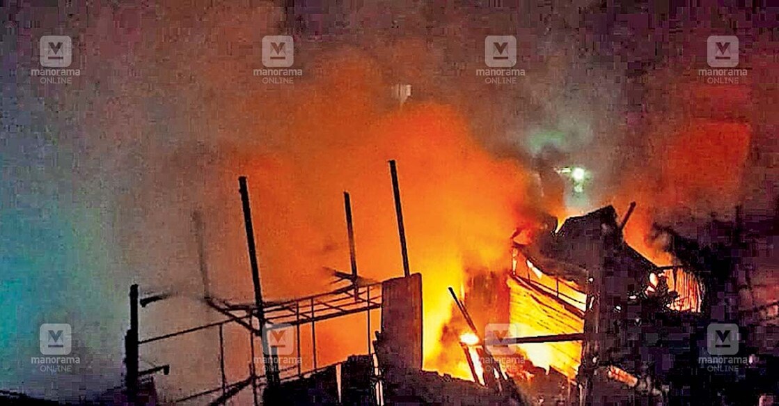 kozhikode-fire-accident പെരുമണ്ണ - വെള്ളായിക്കോട് റോഡ് ജംക്ഷനു സമീപം ആക്രി സാധനങ്ങൾ സൂക്ഷിച്ചിരുന്ന ഗോഡൗണിലുണ്ടായ അഗ്നിബാധ.