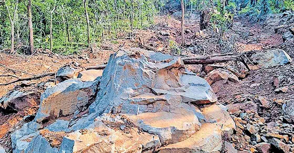 വിലങ്ങാട്ടെ വലിയ പാനോത്ത് പ്രകൃതിദത്ത നീരുറവകൾ കൊണ്ട് ജലസമൃദ്ധമായിരുന്ന പ്രദേശത്ത് ഉരുൾപൊട്ടലിനു ശേഷമുള്ള ദൃശ്യം. പാറക്കൂട്ടങ്ങൾ വന്നുപതിച്ച ഇവിടെ ഇപ്പോൾ നീരുറവകളൊന്നുമില്ല.