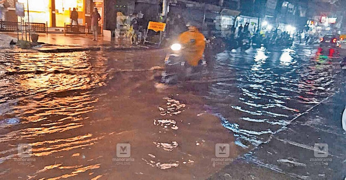 ഇന്നലെ പെയ്ത് മഴയെ തുടർന്നു കല്ലാച്ചി സംസ്ഥാനപാത രാത്രി വെള്ളത്തിൽ മുങ്ങിയ നിലയിൽ.  
