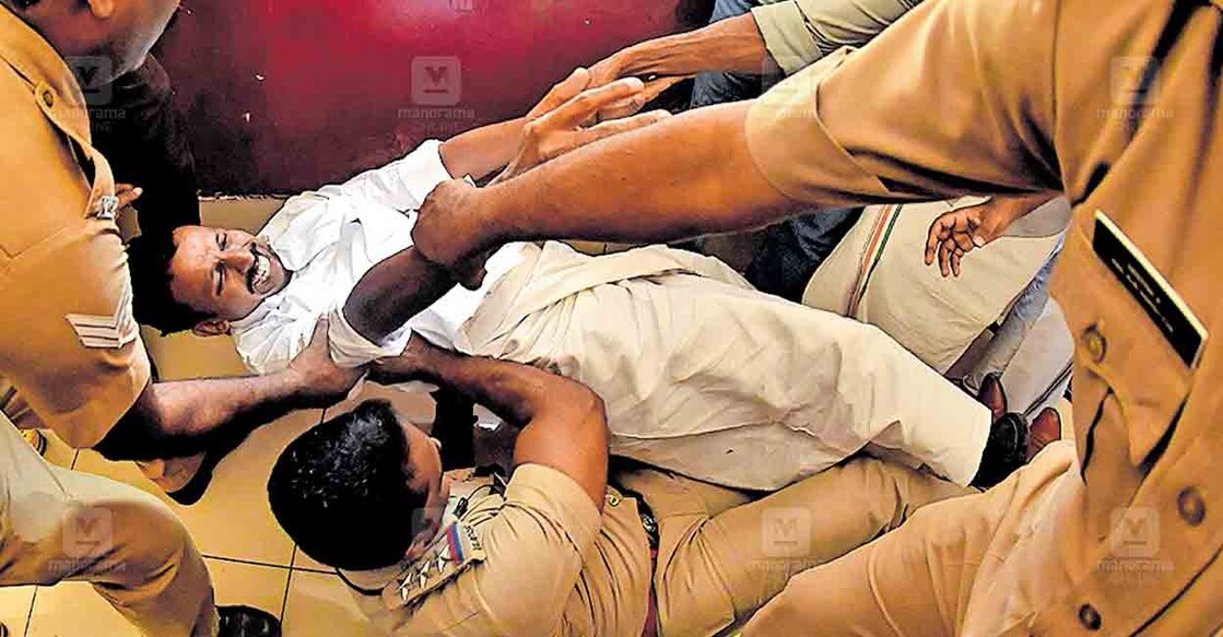 clt-medical-collage-protest വീഴല്ലേ മോനേ, മരുന്നില്ല....
കോഴിക്കോട് ഗവ. മെഡിക്കൽ കോളജ് ആശുപത്രിയിലെ മരുന്നുക്ഷാമം പരിഹരിക്കാത്തതിൽ പ്രതിഷേധിച്ചു പ്രിൻസിപ്പൽ ഓഫിസ് ഉപരോധിച്ച യൂത്ത്കോൺഗ്രസ് പ്രവർത്തകരെ അറസ്റ്റ് ചെയ്തു നീക്കുന്നതിനിടെയുണ്ടായ പിടിവലിയിൽ സംസ്ഥാന സെക്രട്ടറി വൈശാഖ് കണ്ണോറയും ഇൻസ്പെക്ടർ പി.കെ.ജിജീഷും അടിതെറ്റി വീണപ്പോൾ. ചിത്രം: മനോരമ