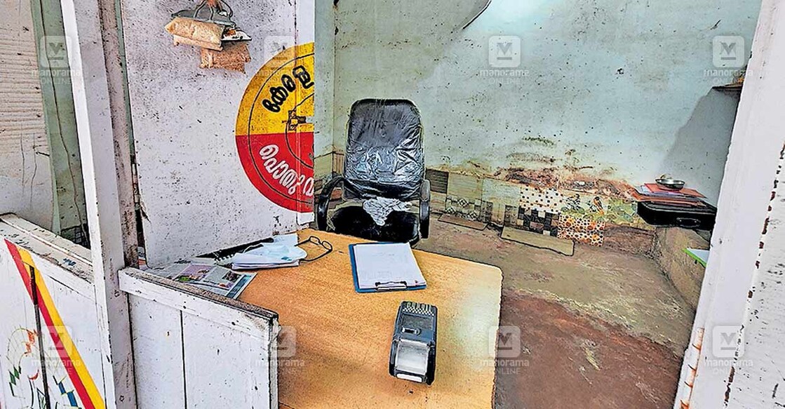 
ഗോഡൗണുകളിൽ നിന്നു റേഷൻ കടകളിലേക്കു ചരക്ക് എത്തിക്കുന്ന കരാറുകാർ സമരം  ആരംഭിച്ചതിനെ തുടർന്ന് ഒഴിഞ്ഞുകിടക്കുന്ന നഗരത്തിലെ റേഷൻകട.  

