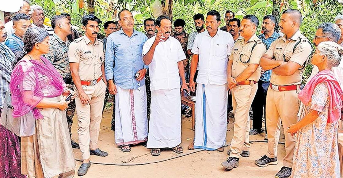 കൂരോട്ടുപാറയിൽ വീണ്ടും അജ്ഞാത ജീവിയുടെ സാന്നിധ്യം കണ്ടെത്തിയതിനെ തുടർന്ന് ജില്ല പഞ്ചായത്തംഗം ബോസ് ജേക്കബിന്റെ നേതൃത്വത്തിൽ കോൺഗ്രസ് പ്രവർത്തകർ സ്ഥലത്തെത്തി വനം വകുപ്പ് ഉദ്യോഗസ്ഥരുമായി ചർച്ച നടത്തുന്നു.  