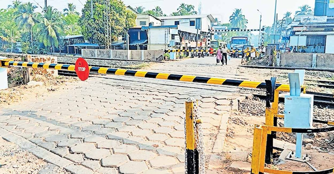 കടലുണ്ടി റെയിൽവേ ലവൽക്രോസിൽ സ്ഥാപിച്ച ഇലക്ട്രോണിക് ലിഫ്റ്റിങ് ബാരിയർ.  
