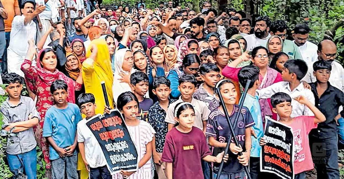 അമ്പായത്തോട് ഫ്രഷ് കട്ട് മാലിന്യ സംസ്കരണ പ്ലാന്റിനെതിരെ സമര സമിതി നടത്തിയ ഉപരോധം.