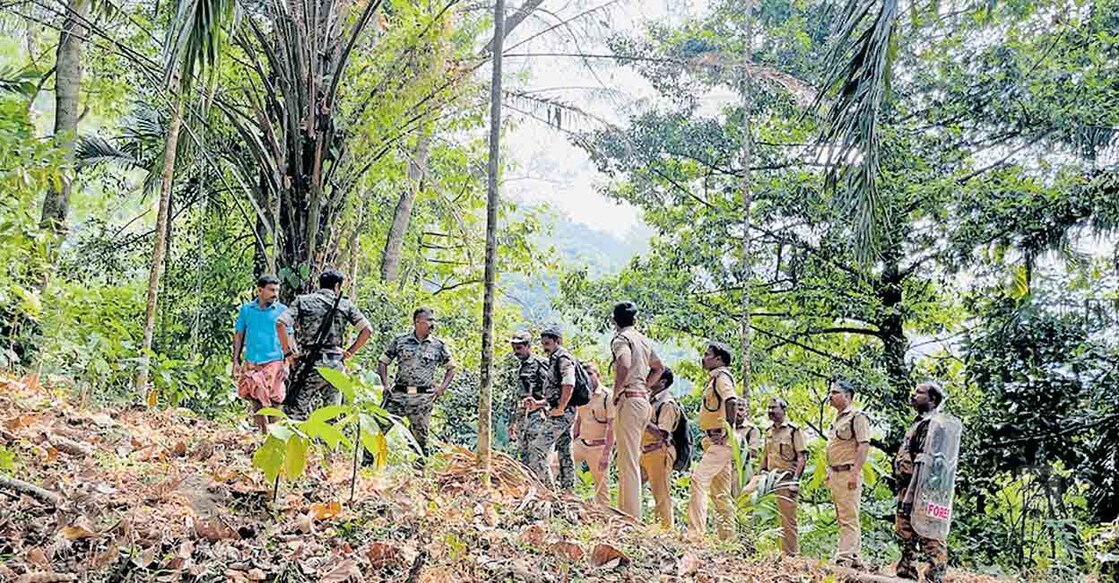 കൂരോട്ടുപാറയിൽ പുലി ഇറങ്ങി എന്ന വിവരത്തെ തുടർന്ന് വനംവകുപ്പ് ആർആർടി സംഘം സ്ഥലത്ത് പരിശോധന നടത്തുന്നു.  

