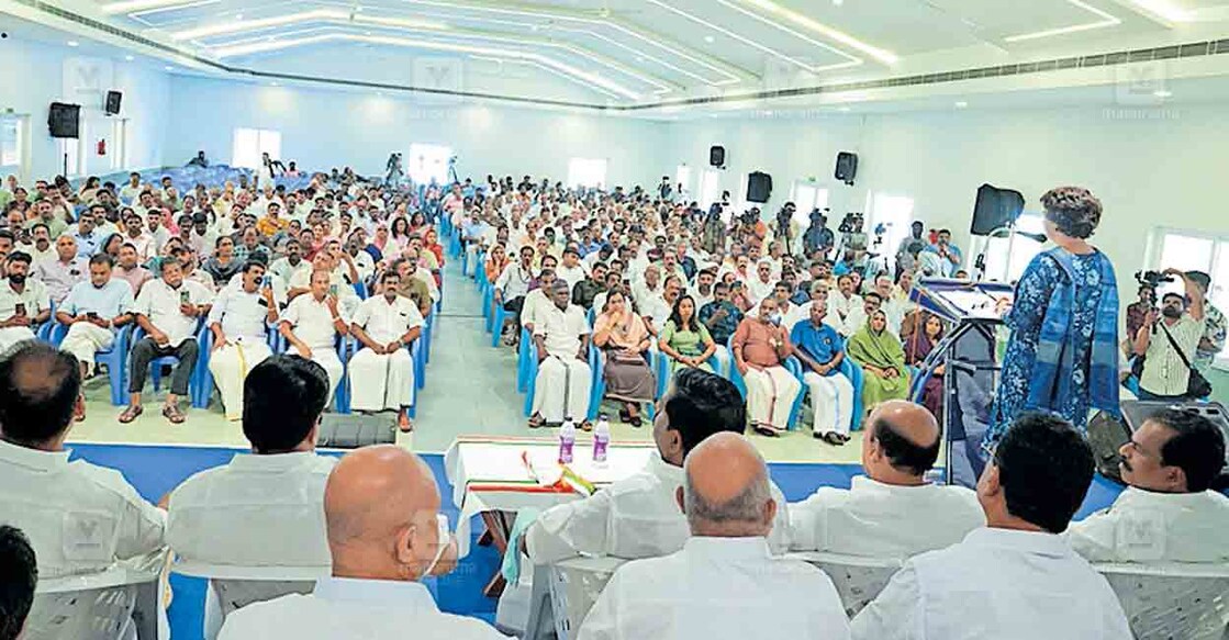 


തിരുവമ്പാടി നിയോജക മണ്ഡലം തല ബൂത്ത് തല നേതൃ സംഗമം മുക്കത്ത് എഐസിസി ജനറൽ സെക്രട്ടറിയും വയനാട് ലോക്സഭ മണ്ഡലം എംപിയുമായ പ്രിയങ്ക ഗാന്ധി ഉദ്ഘാടനം ചെയ്യുന്നു.  