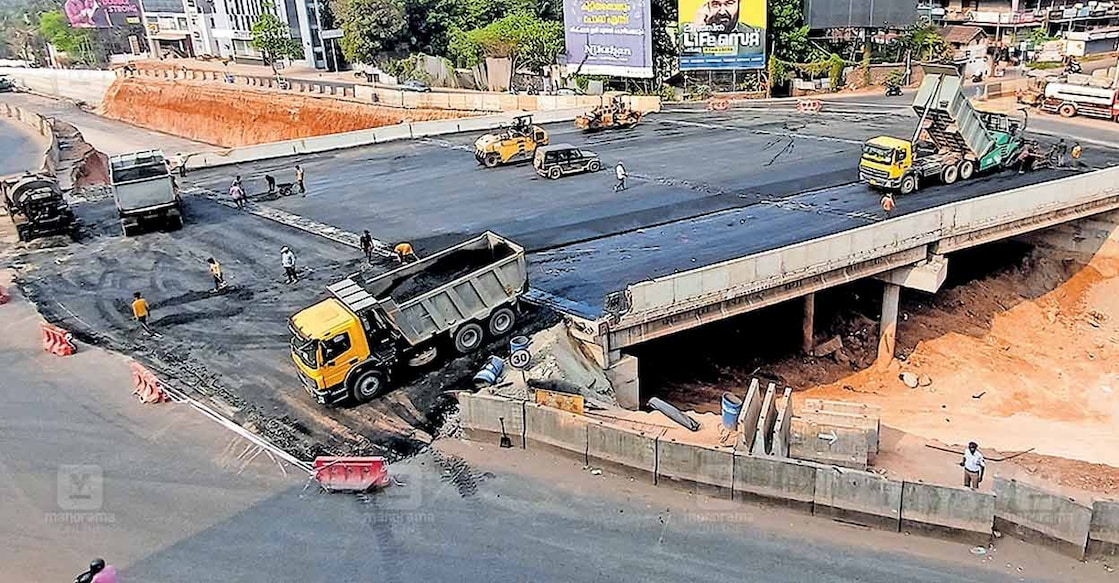 മലാപ്പറമ്പ് ജംക്‌ഷനിൽ വെഹിക്കിൾ ഓവർപാസിന്റെ ടാറിങ് പ്രവൃത്തി പൂർത്തിയാകുന്ന കാഴ്ച. ചിത്രം: മനോരമ  
