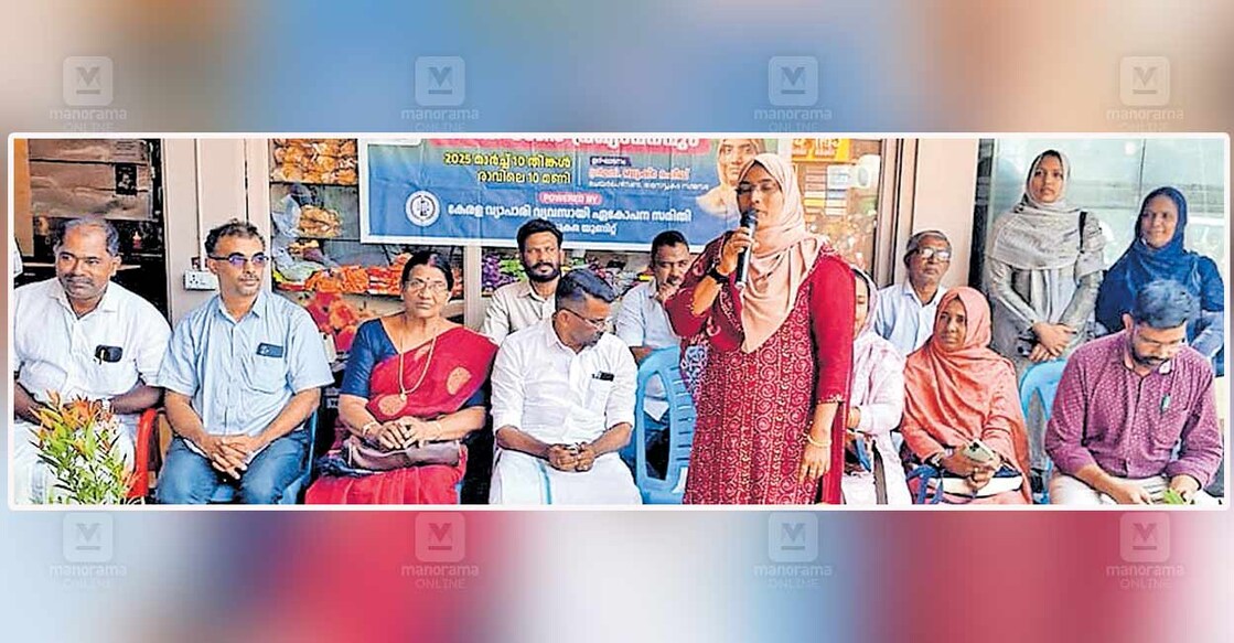 രാമനാട്ടുകര നഗരസഭ വ്യാപാരികളുടെ സഹകരണത്തോടെ നടപ്പാക്കുന്ന ഹരിത ടൗൺ പദ്ധതി നഗരസഭാധ്യക്ഷ ബുഷ്റ റഫീഖ് ഉദ്ഘാടനം ചെയ്യുന്നു.  
