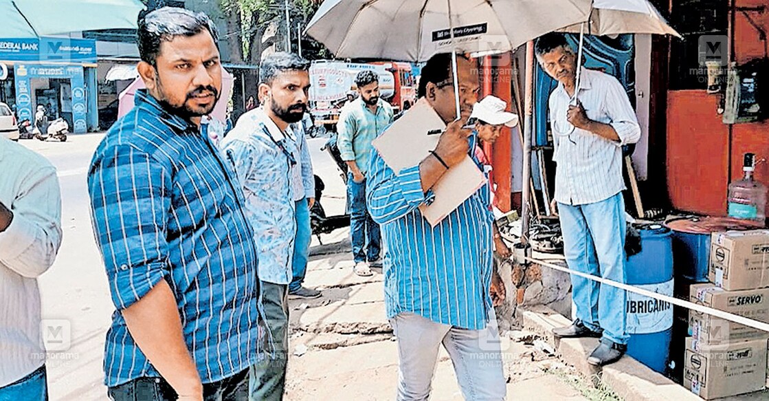 ചെറുവണ്ണൂർ മേൽപാലം നിർമാണത്തിന് ഏറ്റെടുത്ത ഭൂമി ഉദ്യോഗസ്ഥർ അളന്നു തിട്ടപ്പെടുത്തുന്നു.