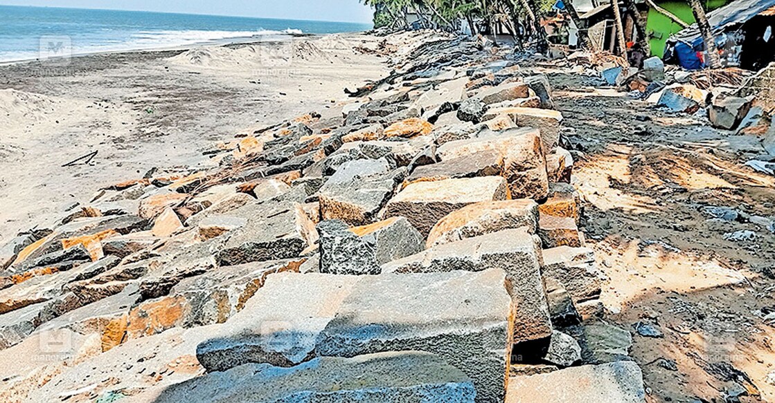 ഗോതീശ്വരം തീരത്ത് കടൽഭിത്തി പുനരുദ്ധാരണ പ്രവൃത്തി 
തുടങ്ങിയപ്പോൾ.