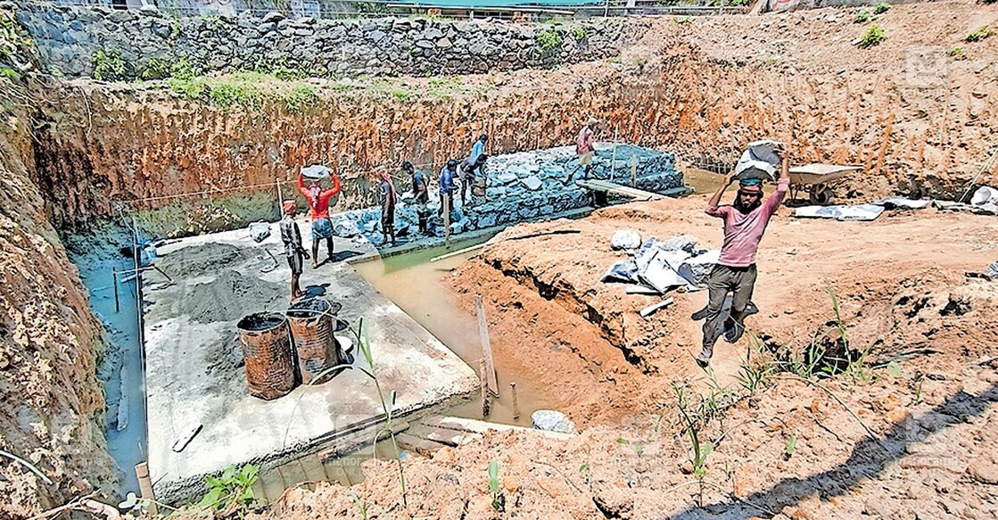 ബേപ്പൂർ തമ്പി റോഡ് മനയത്തുകുളത്തിന്റെ നവീകരണ പ്രവൃത്തി തുടങ്ങിയപ്പോൾ.  