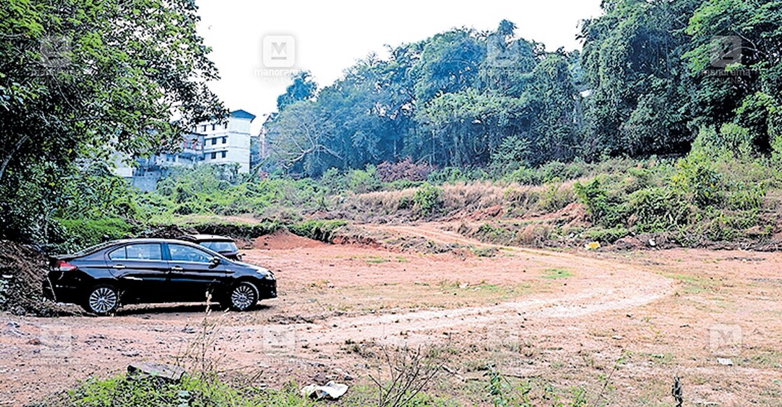 കോഴിക്കോട് ഗവ. മെഡിക്കൽ കോളജിനു സമീപം മക്കാട്ടുവയലിൽ ബസ് സ്റ്റാൻഡ് നിർമിക്കാൻ നിർദേശിച്ച സ്ഥലം. മന്ത്രി പാലോളി മുഹമ്മദ്കുട്ടി പദ്ധതിക്കു 2010 ൽ തറക്കല്ലിട്ട സ്ഥലമാണിത്. ചിത്രം: മനോരമ