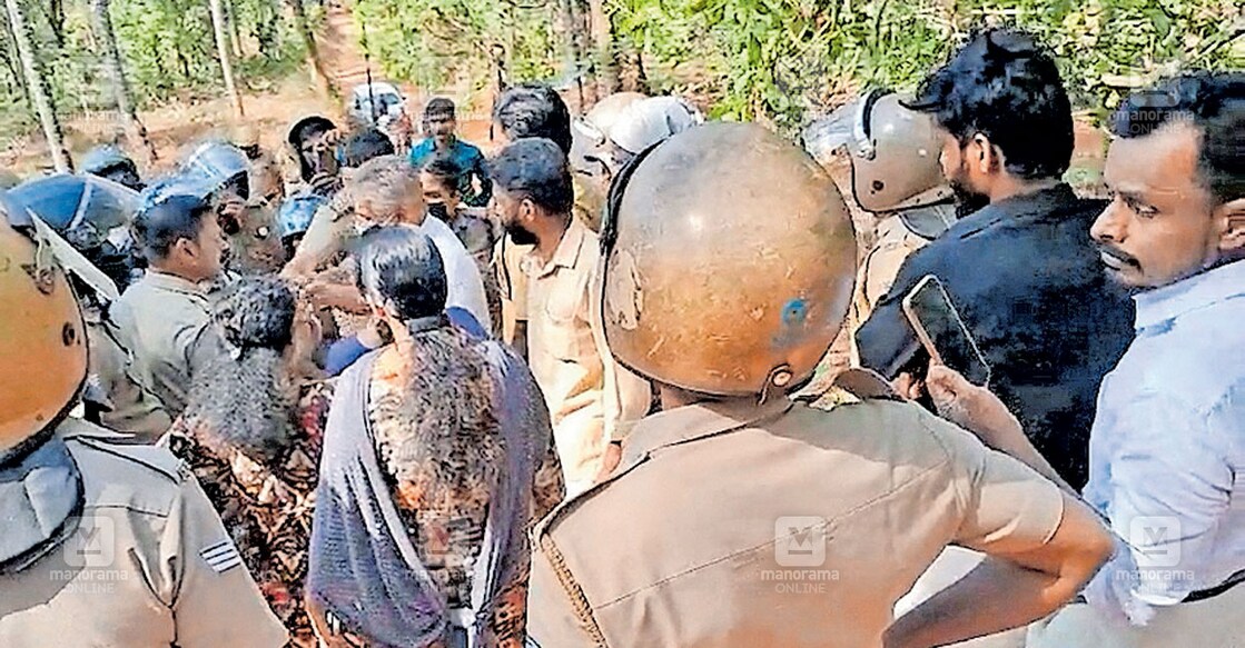 ഇരുന്നലാട്ട് കുന്നിൽ ചെങ്കൽ ഖനനത്തിന് പൊലീസിന്റെ അകമ്പടിയോടെ എത്തിയവരെ സമരക്കാർ 
തടഞ്ഞതിനിടയിലുണ്ടായ സംഘർഷം.