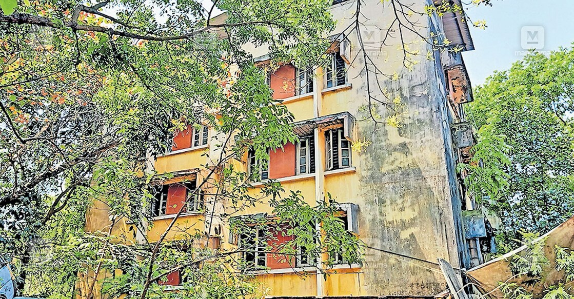 കാലപ്പഴക്കത്താൽ ഉപയോഗരഹിതമായ നല്ലളം പൊലീസ് 
ക്വാർട്ടേഴ്സ് സമുച്ചയം.