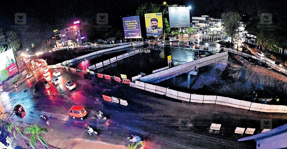 പണി പൂർത്തിയായ മലാപ്പറമ്പ് ജംക്‌ഷനിലെ വെഹിക്കിൾ ഓവർപാസ്. ഇന്നലെ രാത്രിയിലെ കാഴ്ച. ചിത്രം: മനോരമ