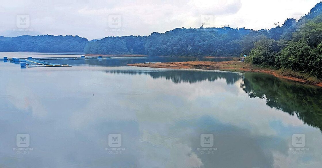 കുറ്റ്യാടി ജലസേചന പദ്ധതിയുടെ പെരുവണ്ണാമൂഴി ഡാം റിസർവോയർ മേഖല  