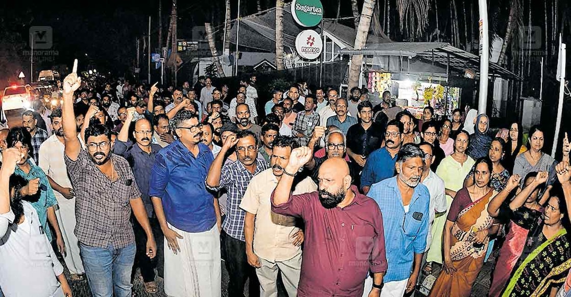 KOZHIKODE-PROTEST കോവൂർ - ഇരിങ്ങാടൻ പള്ളി റോഡിലെ പാതിരാ കടകൾ തുറക്കുന്നതിൽ കഴിഞ്ഞ ദിവസം ഉണ്ടായ സംഘർഷത്തെ തുടർന്ന് മിനി ബൈപാസിൽ ജനകീയ കൂട്ടായ്മ നടത്തിയ പ്രതിഷേധ പ്രകടനം.
