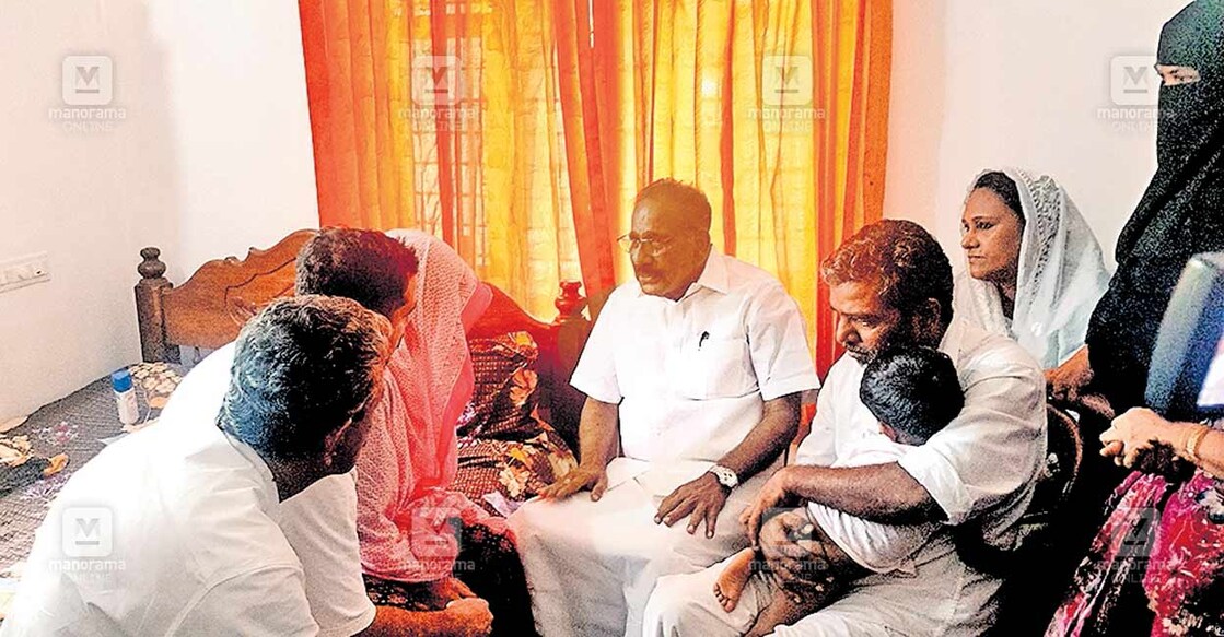 മർദനമേറ്റ് മരിച്ച ഷഹബാസിന്റെ വീട്ടിൽ മന്ത്രി എ.കെ.ശശീന്ദ്രൻ എത്തിയപ്പോൾ.
