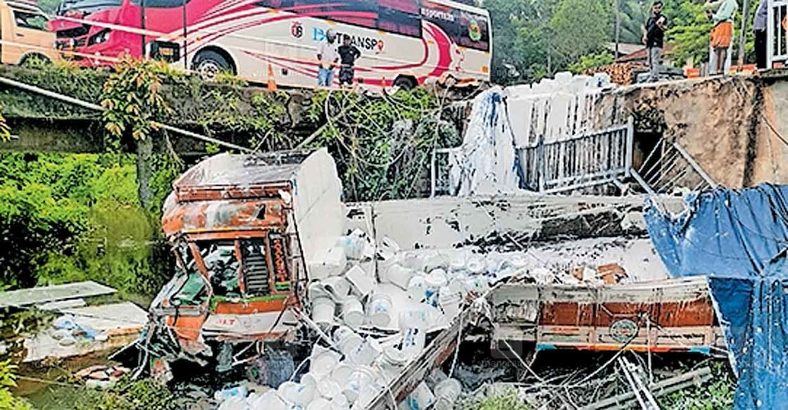 lorry-accident താമരശ്ശേരി വട്ടക്കുണ്ട് പാലത്തിൽ പെയിന്റ് കയറ്റി വന്ന ലോറി നിയന്ത്രണം വിട്ട് തോട്ടിലേക്ക് മറിഞ്ഞ നിലയിൽ.
