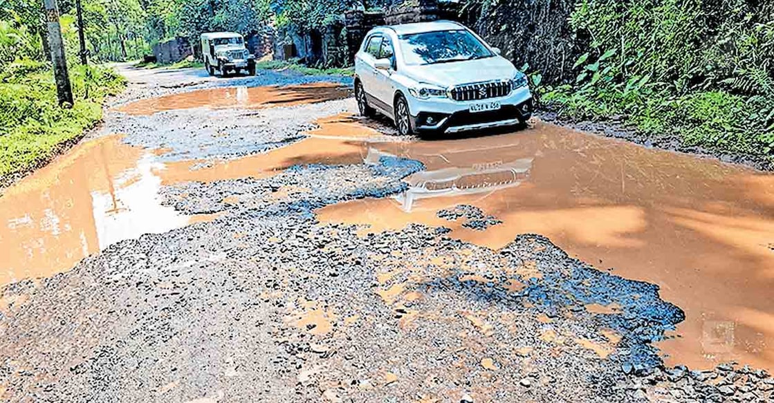 ns1-vilangad-rain-road കല്ലാച്ചി വിലങ്ങാട് റോഡിൽ കരുകുളത്ത് റോഡിലെ വാരിക്കുഴികൾ മഴ പെയ്തതോടെ കുളമായ നിലയിൽ.