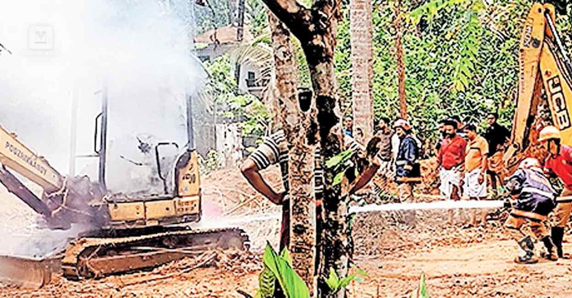 ഉപ്പുംപെട്ടിയിൽ നിർത്തിയിട്ട മണ്ണുമാന്തി യന്ത്രം കത്തി നശിച്ചു | JCB ...