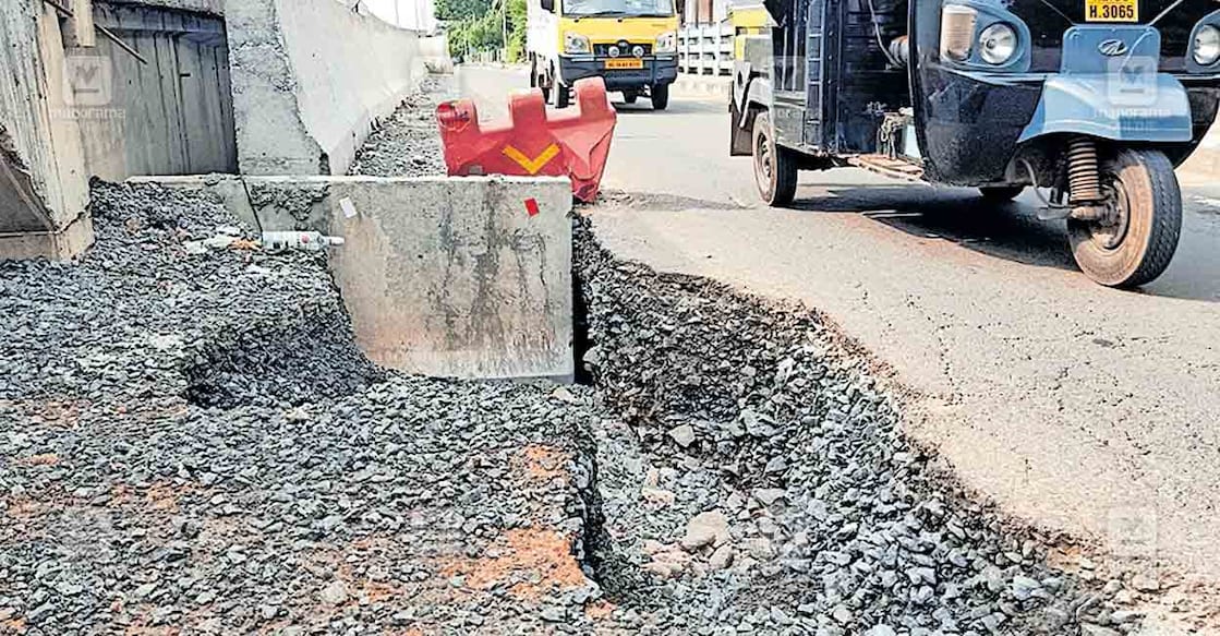ramanattukara-nh-pothole- രാമനാട്ടുകര നീലിത്തോട് പാലത്തിനു സമീപം ദേശീയപാത
സർവീസ് റോഡരികിൽ രൂപപ്പെട്ട കുഴി.