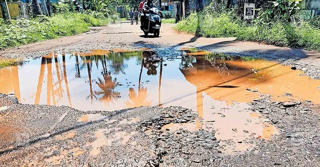 madhura-bazar-b4-b5-road തകർന്നു കിടക്കുന്ന ചെറുവണ്ണൂർ മധുരബസാർ ബി–4 ബി–5 റോഡ്.