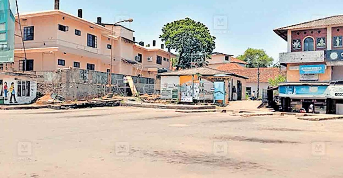 vadakara-old-bus-stand വില്യാപ്പള്ളി–തണ്ണീർപന്തൽ–ആയഞ്ചേരി റൂട്ടിൽ സ്വകാര്യ
ബസുകളുടെ മിന്നൽ പണിമുടക്കിന് തുടർന്ന് ഒഴിഞ്ഞു കിടക്കുന്ന
വടകര പഴയ സ്റ്റാൻഡ്.