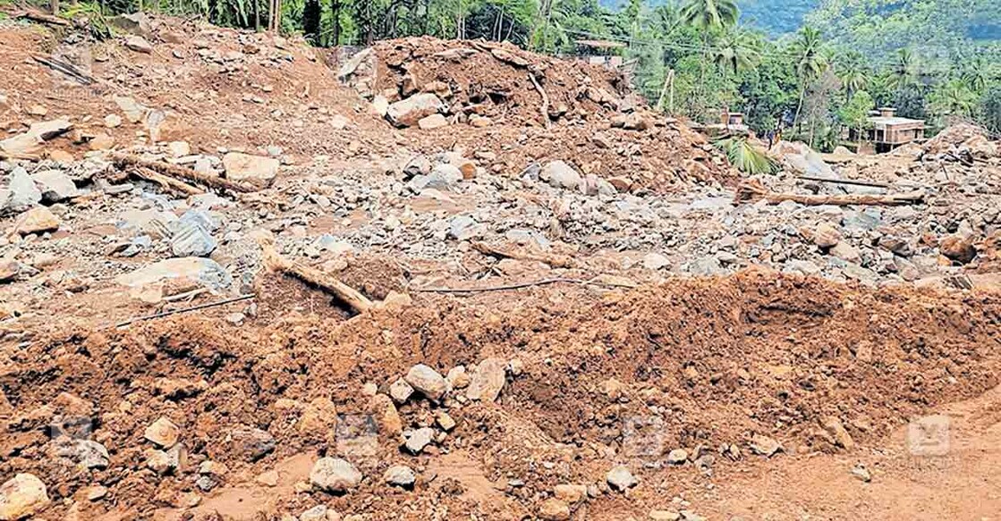 vilangadu-land-slide-area വിലങ്ങാട്ടെ മഞ്ഞച്ചീളി ഭാഗത്തെ മലമ്പാതകളിലൊന്ന് ഉരുൾ പൊട്ടലിൽ തകർന്നത് അതേപടി കിടക്കുന്നു.