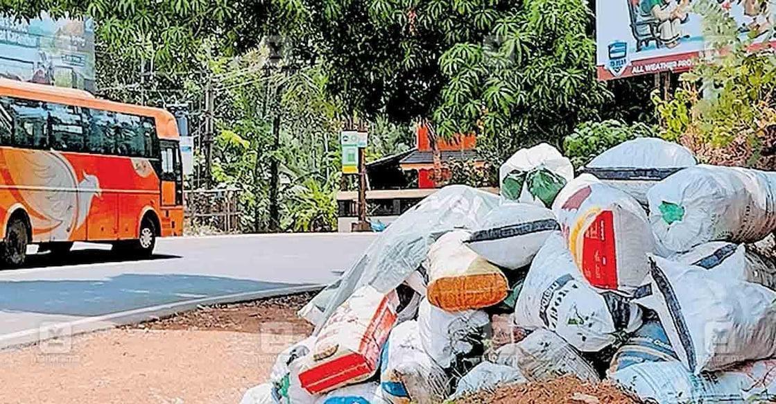 waste-hartha-karma-sena ദേശീയപാതയിൽ കുന്നമംഗലം തോട്ടുംപുറം വളവിൽ റോഡരികിൽ സൂക്ഷിച്ച മാലിന്യ ചാക്കുകൾ.