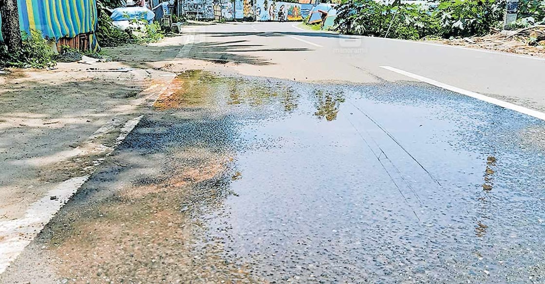 beypore-road-waste-water ബേപ്പൂർ മറീന ബീച്ച് റോഡിൽ മലിനജലം പരന്നൊഴുകുന്നു.