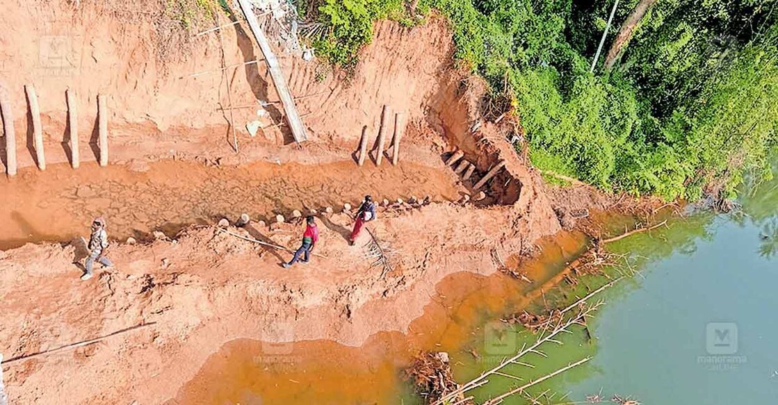 ചേട്യാലക്കടവ് പാലത്തിന്റെ അപ്രോച്ച് റോഡിന്റെ മുടവന്തേരി 
ഭാഗത്തെ പണി പൂർത്തിയാകാത്ത നിലയിൽ.  
