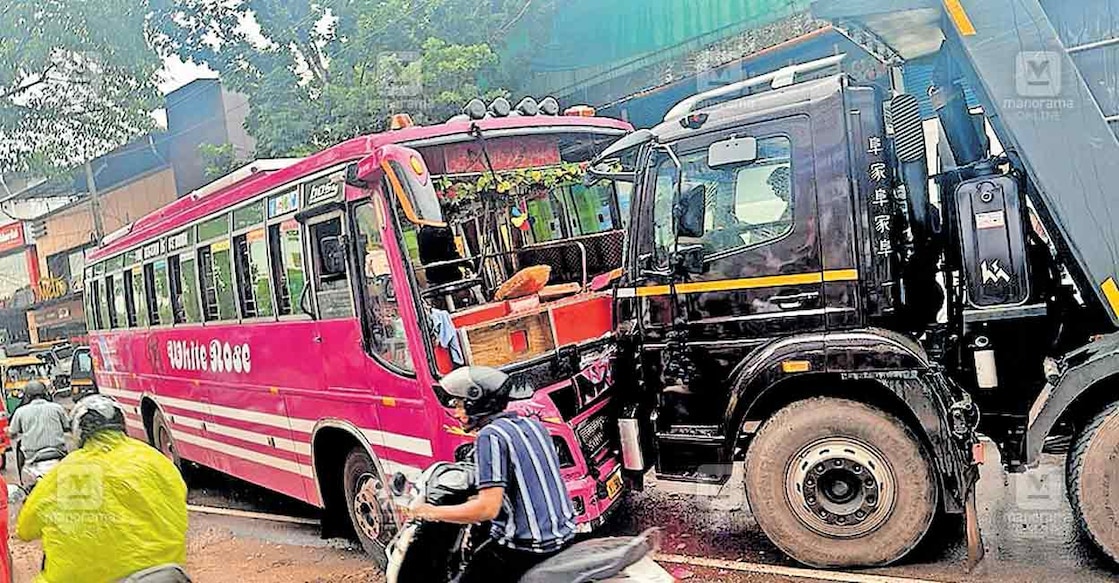 kuttyadi-bus-lorry-accident കുറ്റ്യാടി ചെറിയകുമ്പളത്ത് സ്വകാര്യബസും ലോറിയും കൂട്ടിയിടിച്ചുണ്ടായ അപകടം
