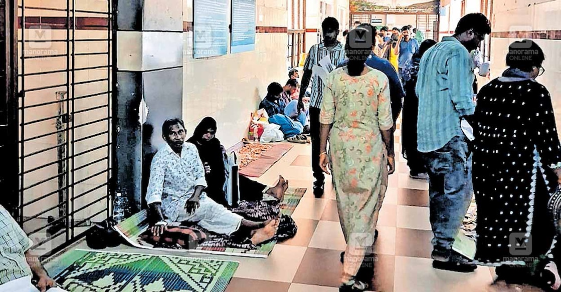 medica-college-medicine-ward മെഡിക്കൽ കോളജിലെ മെഡിസിൻ വാർഡിലെ വരാന്തയിൽ തറയിൽ പായ വിരിച്ച് കിടക്കുന്ന രോഗികൾ. വരാന്തയിൽ നടക്കാനുള്ള വഴി വരെ തടസ്സപ്പെട്ട നിലയിലാണ്.