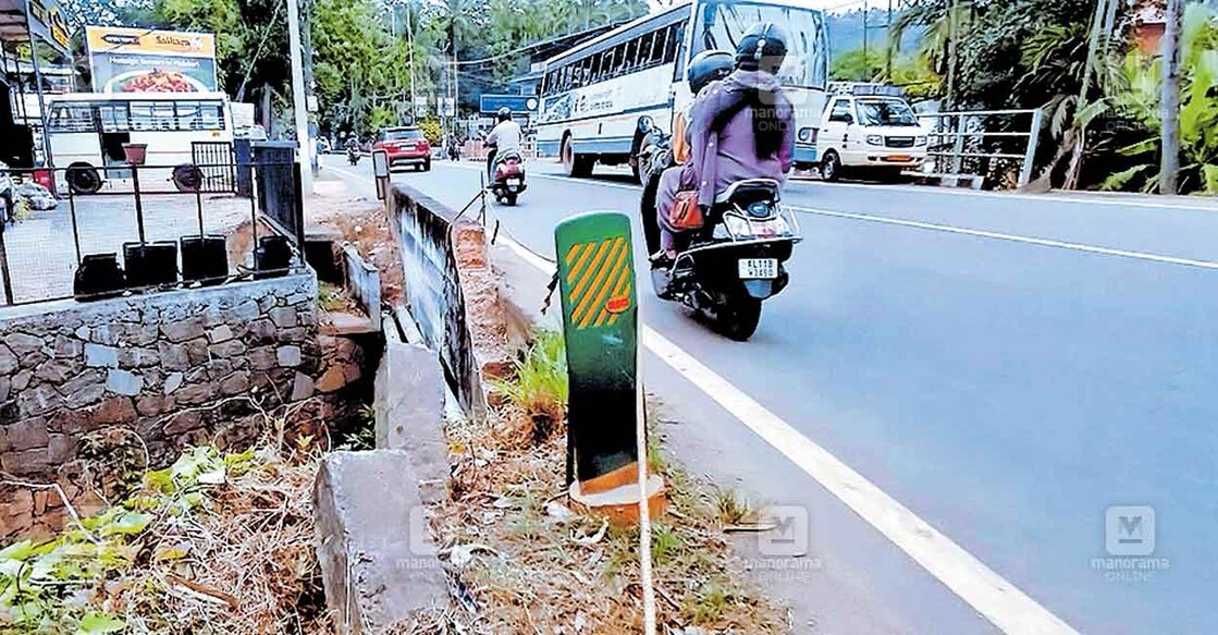 national-highway-chelavur ദേശീയപാതയിൽ ചെലവൂർ ഗവ.എൽപി സ്കൂളിന് സമീപം റോഡരികിലെ തോടിന്റെ കൈവരി തകർന്ന് അപകടഭീഷണിയായ നിലയിൽ.