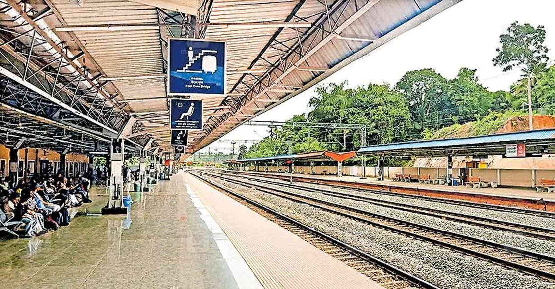 ഫറോക്ക് റെയിൽവേ സ്റ്റേഷൻ പ്ലാറ്റ്ഫോം.  