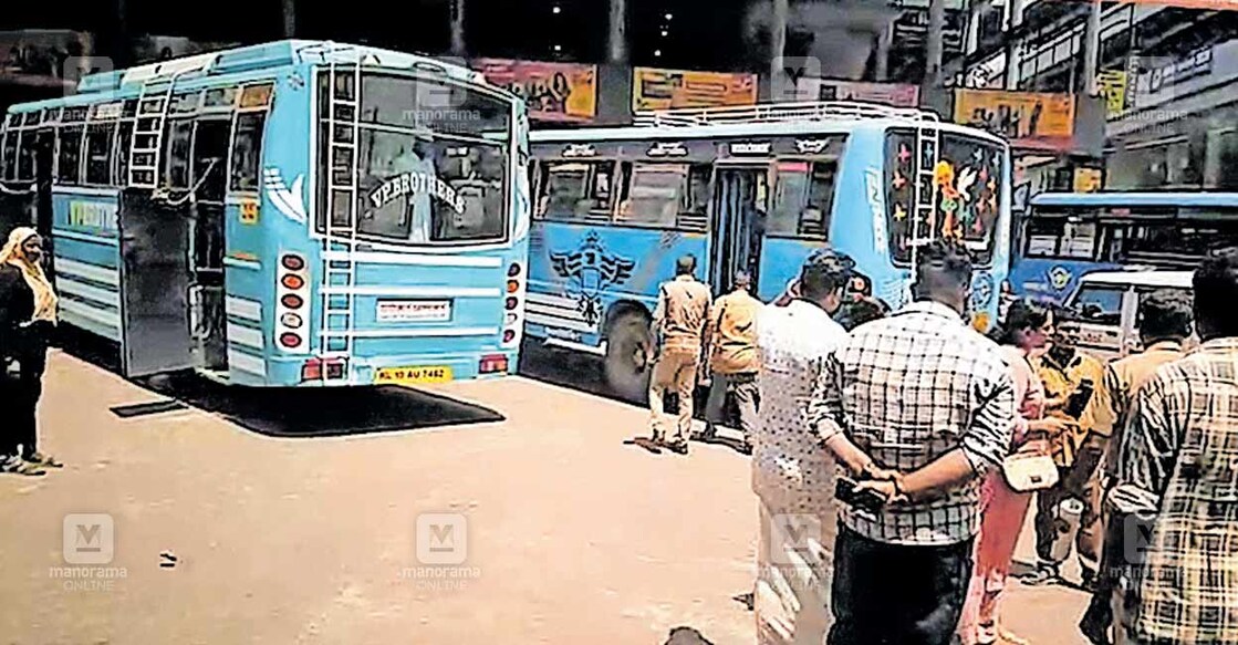 kozhikode-bus ബസുകളുടെ മത്സര ഓട്ടത്തെ തുടർന്ന് പിന്നാലെ എത്തിയ പൊലീസ് കുന്നമംഗലം ബസ് സ്റ്റാൻഡിൽ യാത്രക്കാരോട് വിവരങ്ങൾ ചോദിച്ച് അറിയുന്നു.
