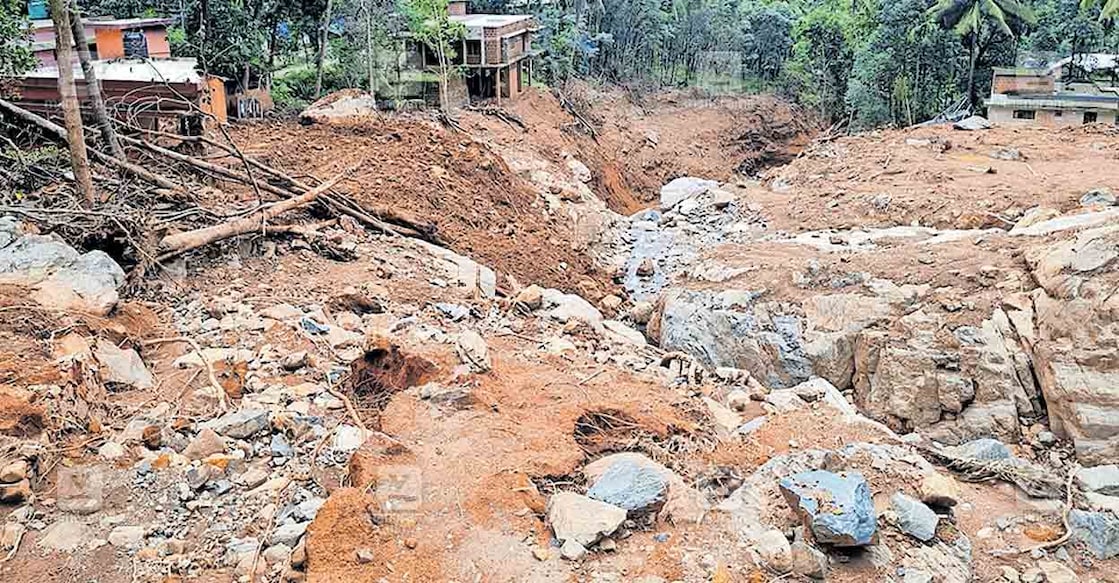 kozhikode-landslide വിലങ്ങാട്ട് ഉരുൾപൊട്ടലിൽ മണ്ണിനടിയിലായ വീടുകളും ഭീഷണി നേരിടുന്ന വീടുകളും നിലനിൽക്കുന്ന
മഞ്ഞച്ചീളി ഭാഗം.