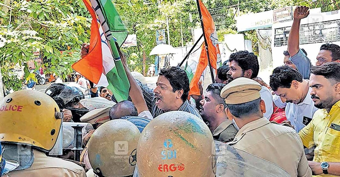 കക്കോടി പഞ്ചായത്ത് പ്രസിഡന്റ് കെ.പി.ഷീബ രാജിവയ്ക്കണമെന്നാവശ്യപ്പെട്ട് യൂത്ത് കോൺഗ്രസ്‌ മണ്ഡലം കമ്മിറ്റി നേതൃത്വത്തിൽ 
പഞ്ചായത്ത് ഓഫിസിലേക്ക് നടത്തിയ മാർച്ച് പൊലീസ് 
തടഞ്ഞപ്പോൾ.  