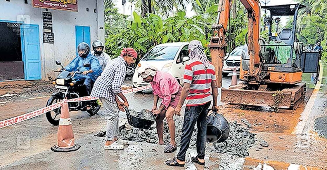 balusserry-road കോഴിക്കോട് –ബാലുശ്ശേരി റോഡിൽ ചേളന്നൂർ അമ്പലത്തുകുളങ്ങര തച്ചനാത്ത് താഴത്ത് കലുങ്കിനോട് ചേർന്നു കോൺക്രീറ്റ് ചെയ്ത ഭാഗം തകർന്നതിനെ തുടർന്ന് വീണ്ടും കോൺക്രീറ്റ് ചെയ്യാനായി പൊളിച്ചു മാറ്റുന്നു.