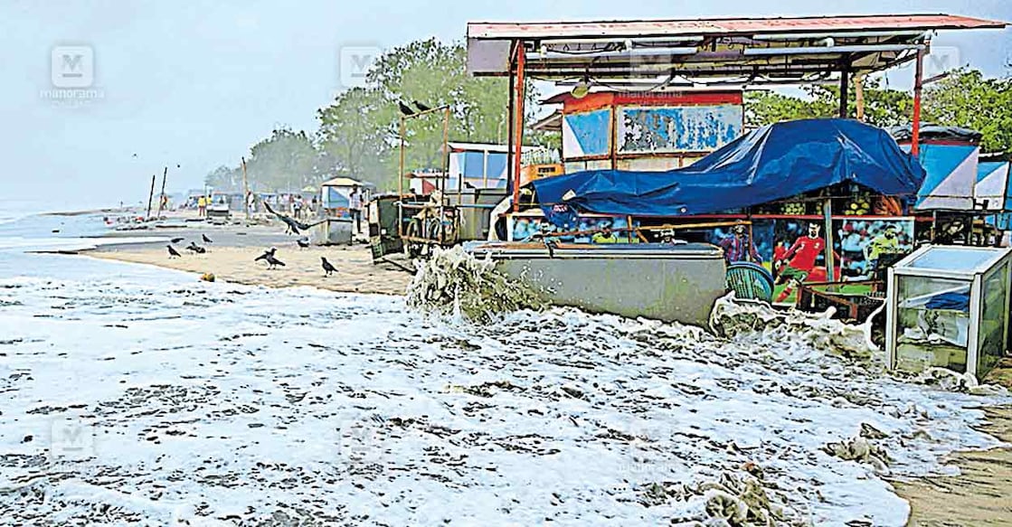 kozhikode-beach-waves കോഴിക്കോട് കടപ്പുറത്തെ കച്ചവടക്കാരുടെ ഉന്തുവണ്ടികളിലേക്കു തിരയടിച്ചു കയറുന്നു. ചിത്രം: മനോരമ