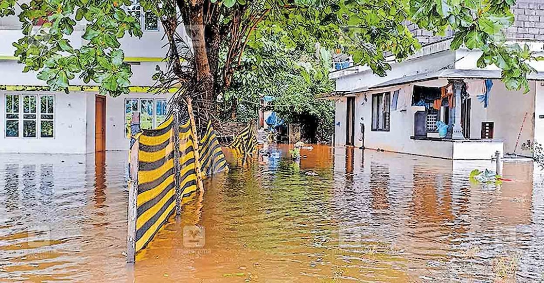 pipe-line-road-waterlogg മാവൂർ പൈപ്ലൈൻ റോഡരികിൽ പുലിയപ്പുറം താഴത്ത് വെള്ളം കയറിയ വീടുകൾ.