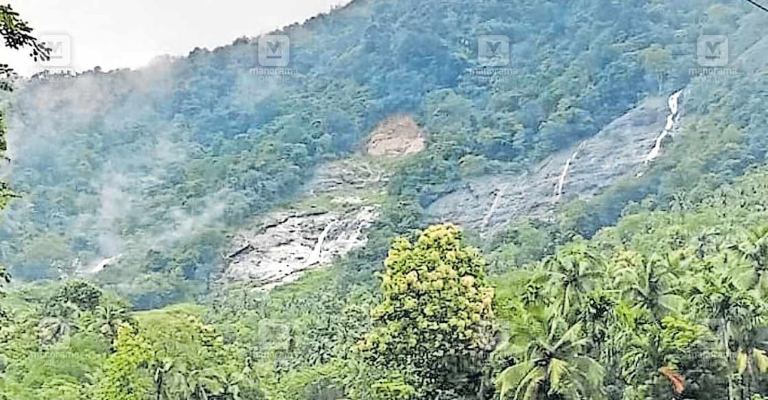 villanghad-lanslide കഴിഞ്ഞ ജൂലൈയിൽ ഉരുൾ പൊട്ടലിൽ വൻ നഷ്ടമുണ്ടായ വിലങ്ങാട്ടെ മഞ്ഞച്ചീളി ഭാഗത്ത് മലയിൽ
നിന്നുള്ള വെള്ളത്തിന്റെ കുത്തൊഴുക്ക് വീണ്ടും തുടങ്ങിയപ്പോൾ.