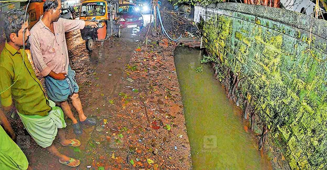 കോഴിക്കോട് വേങ്ങേരി കാർഷിക വിപണന കേന്ദ്രത്തിനു മുൻപിലെ തുറന്നു കിടക്കുന്ന ഓട. ഇന്നലെ വൈകിട്ട് ഇതിൽ വീണാണ് ഒരാൾ
മരിച്ചത്. ചിത്രങ്ങൾ: മനോരമ