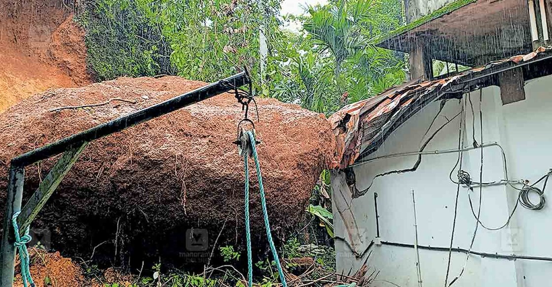 മുണ്ടോത്ത് താസ് ഡിസ്പ്ലേയ്സ് കെട്ടിടത്തിനു മുകളിലേക്ക് സമീപത്തെ കുന്ന് ഇടിഞ്ഞ് കല്ലു പതിച്ച നിലയിൽ