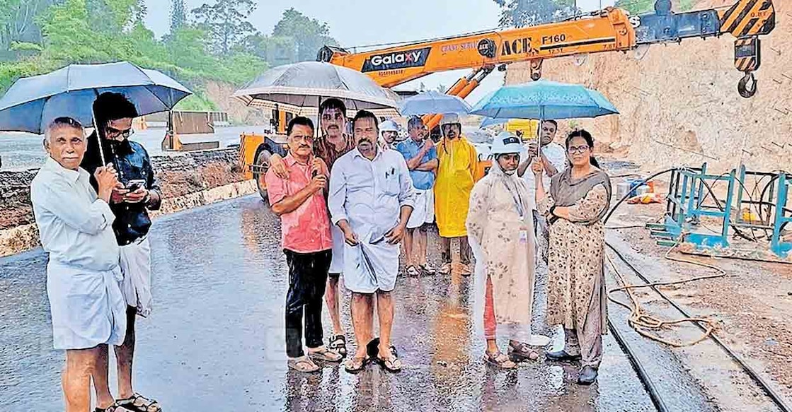 വടകര ദേശീയപാതയിൽ പഴങ്കാവ് റോഡിന് സമീപം നടക്കുന്ന സോയിൽ നെയ്ലിങ് പ്രവൃത്തി
കെ.കെ.രമ എംഎൽഎയുടെ നേതൃത്വത്തിൽ തടഞ്ഞപ്പോൾ.